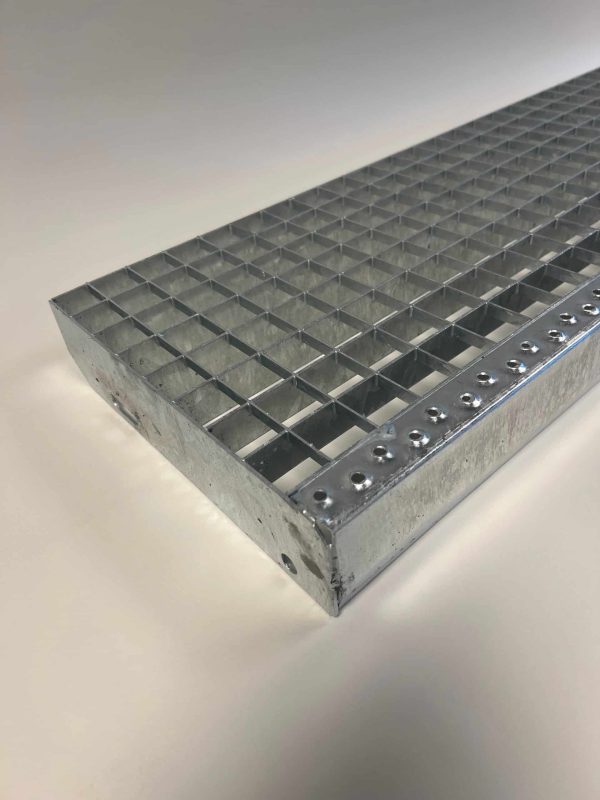 Galvanisert trappetrinn 90 x 30 cm sklisikkert, med barnesikringslist - Bilde 4