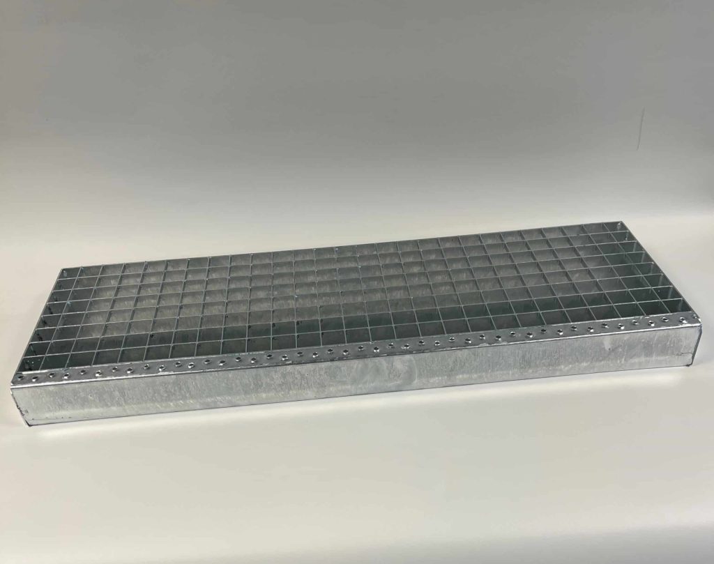 Galvanisert trappetrinn 90 x 30 cm sklisikkert, med barnesikringslist