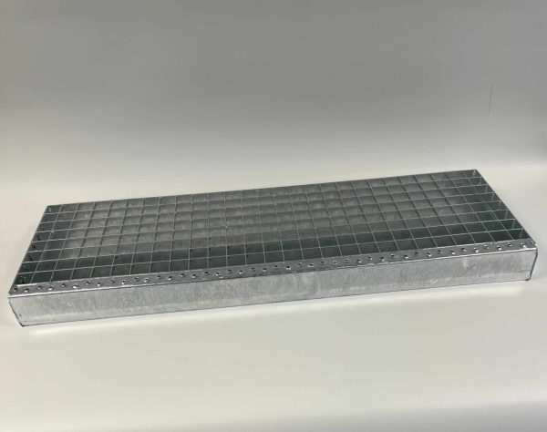 Galvanisert trappetrinn 90 x 30 cm sklisikkert, med barnesikringslist