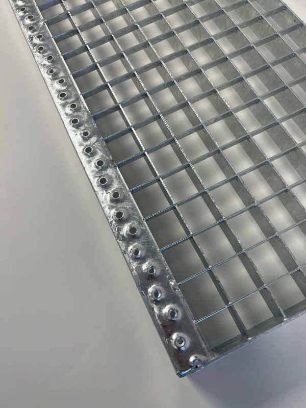 Galvanisert trappetrinn 90 x 30 cm sklisikkert, med barnesikringslist - Bilde 3